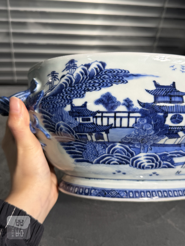 清乾隆青花山水楼阁纹草莓形钮盖锅 - 图3